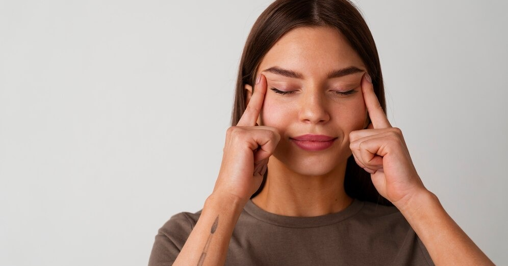 Espacio de trabajo bien iluminado con pantalla a la altura correcta